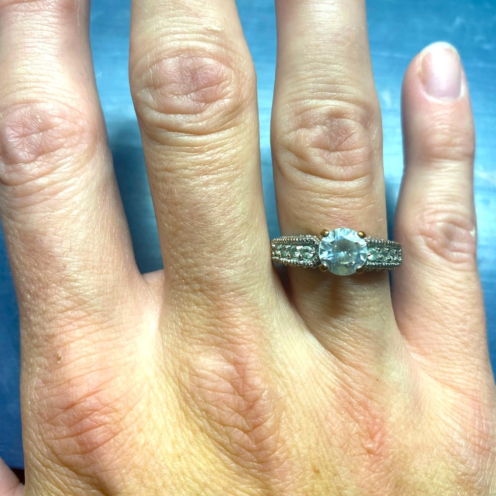 Elegant fashion metal ring with diamond like stones
